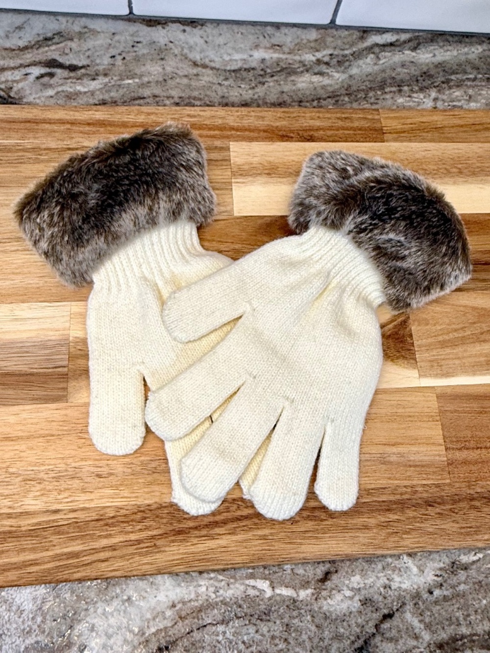 🧤White Knit Gloves w/ Faux Fur Cuffs O/S Acrylic New w Tags Cozy Winter Luxe ❄️